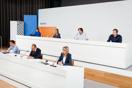 Management Board und Moderation auf dem Podium während der Hauptversammlung
