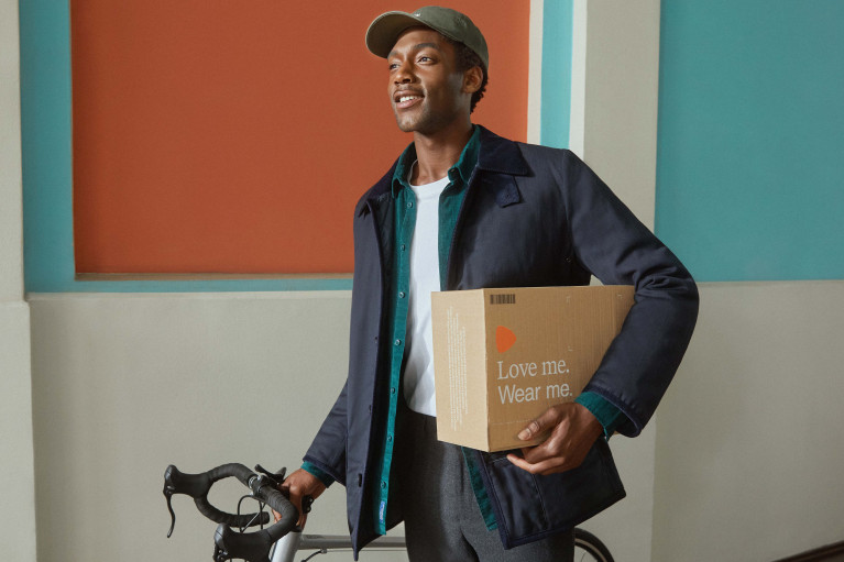 Ein Zalando Kunde trägt einen Zalando Karton